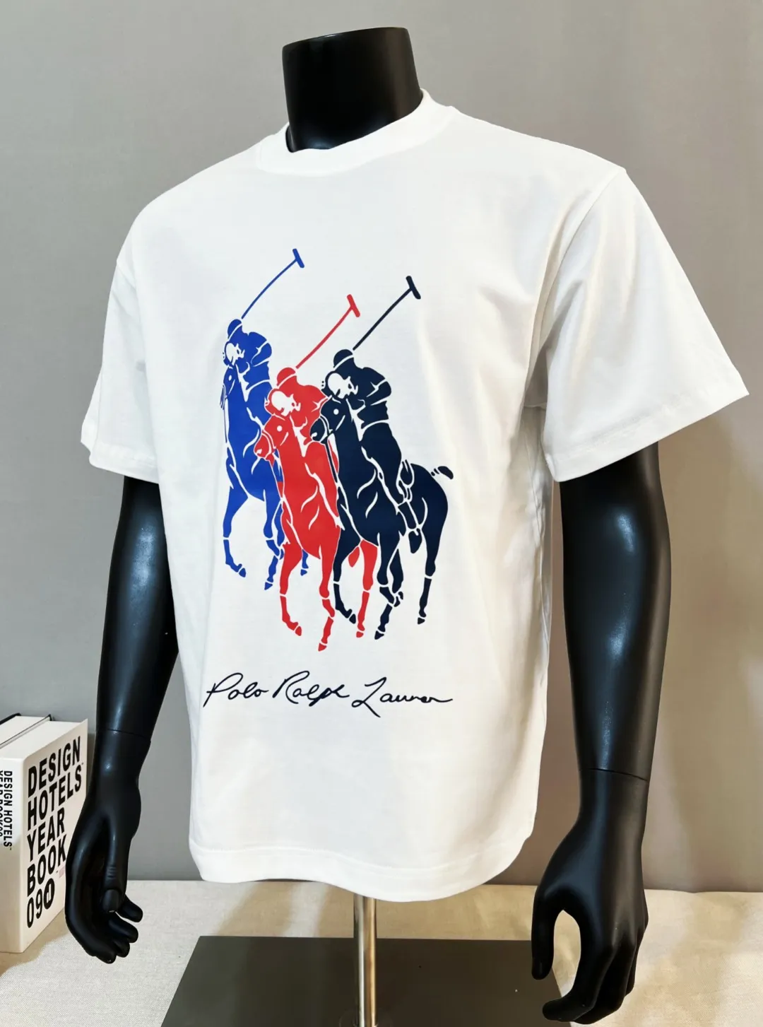 P140 Ralph Lauren 2026ss new spring and summer three-color logo equestrian knight print round-neck short-sleeved T-shirt; new products are available on the official website at the same time; strictly control the size of the LOGO; color matching and color matching; simple, fashionable and low-key connotation; selection of 240g double yarn pure cotton fabric; tight threaded neckline; back body crimping and boning; factory high-temperature anti-shrinkage process; not easy to deform and shrink after washing; essential clothing for three seasons; color: black White, sizes XS-L (can wear up to 200 pounds)